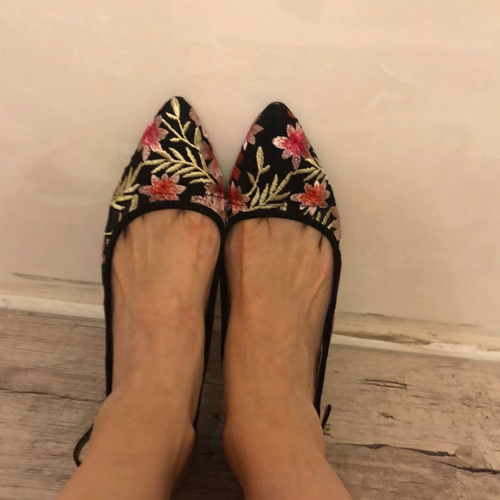 Naturalizer embroidered sling back kitten heels